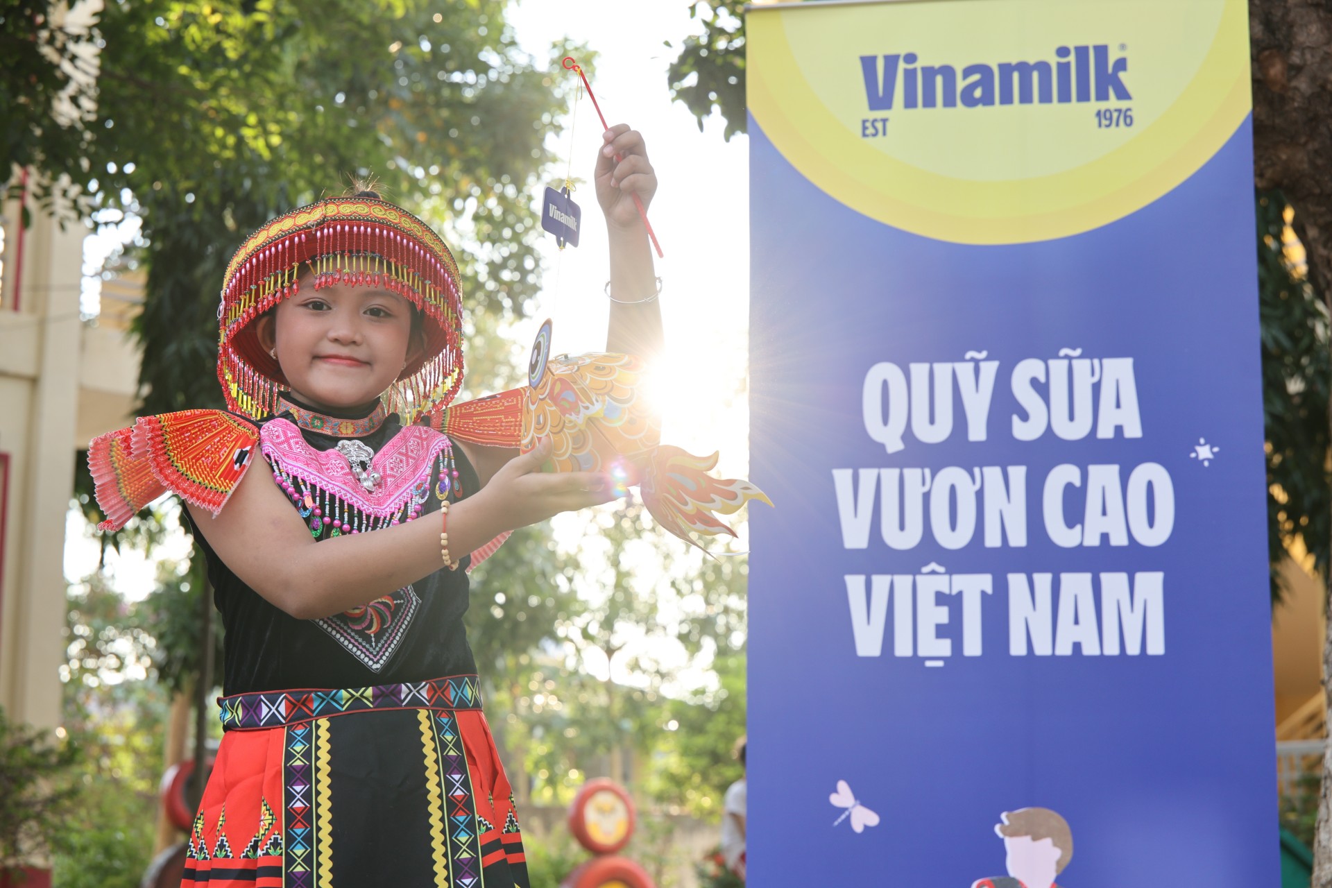 Cụm 3 (Nhờ Báo chọn một ảnh): Khoảnh khắc em nhỏ cầm lồng đèn tham gia ngày hội Trung thu tại Ea Rốk (Ảnh: Nguyễn Hoàng). Cụm 3 (Nhờ Báo chọn một ảnh): Khoảnh khắc em nhỏ cầm lồng đèn tham gia ngày hội Trung thu tại Ea Rốk (Ảnh: Nguyễn Hoàng).