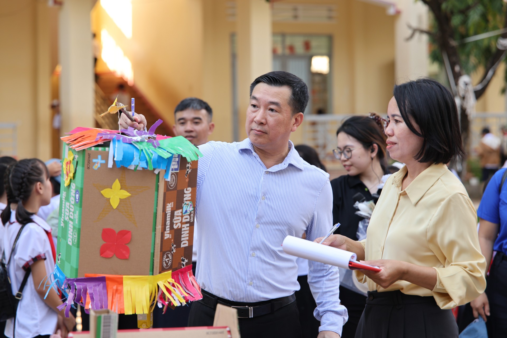 Cụm 6 (Báo chọn một ảnh): Ông Đỗ Thanh Tuấn - Giám đốc Đối ngoại Vinamilk - tham gia và trao quà cho các em học sinh trong ngày hội Trung thu tại Ea Rốk (Ảnh: Nguyễn Hoàng). Cụm 6 (Báo chọn một ảnh): Ông Đỗ Thanh Tuấn - Giám đốc Đối ngoại Vinamilk - tham gia và trao quà cho các em học sinh trong ngày hội Trung thu tại Ea Rốk (Ảnh: Nguyễn Hoàng).