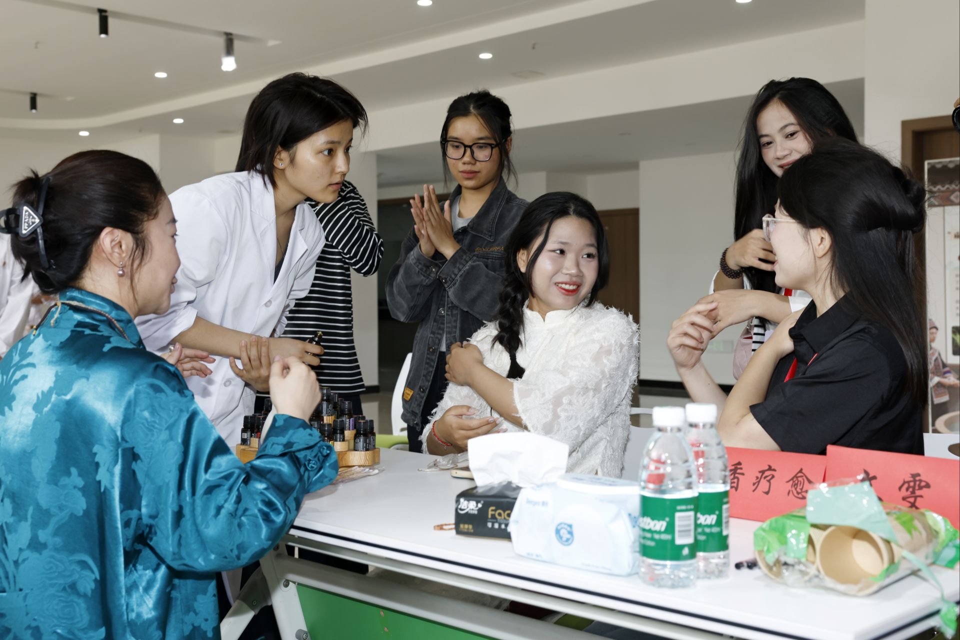 在贵阳康养职业大学,中越青年实地探访康复治疗虚拟实训基地与眼视光技术实训基地,近距离了解中国特色职业本科教育的办学成果及面向东盟的人才交流实践。 在贵阳康养职业大学,中越青年实地探访康复治疗虚拟实训基地与眼视光技术实训基地,近距离了解中国特色职业本科教育的办学成果及面向东盟的人才交流实践。