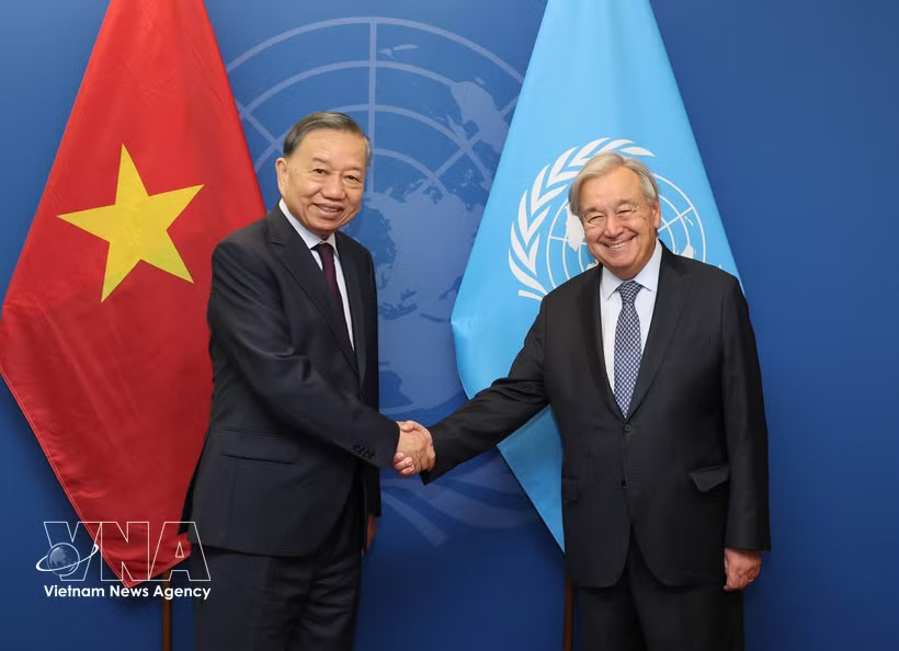General Secretary and President To Lam Meets UN Secretary-General Antonio Guterres