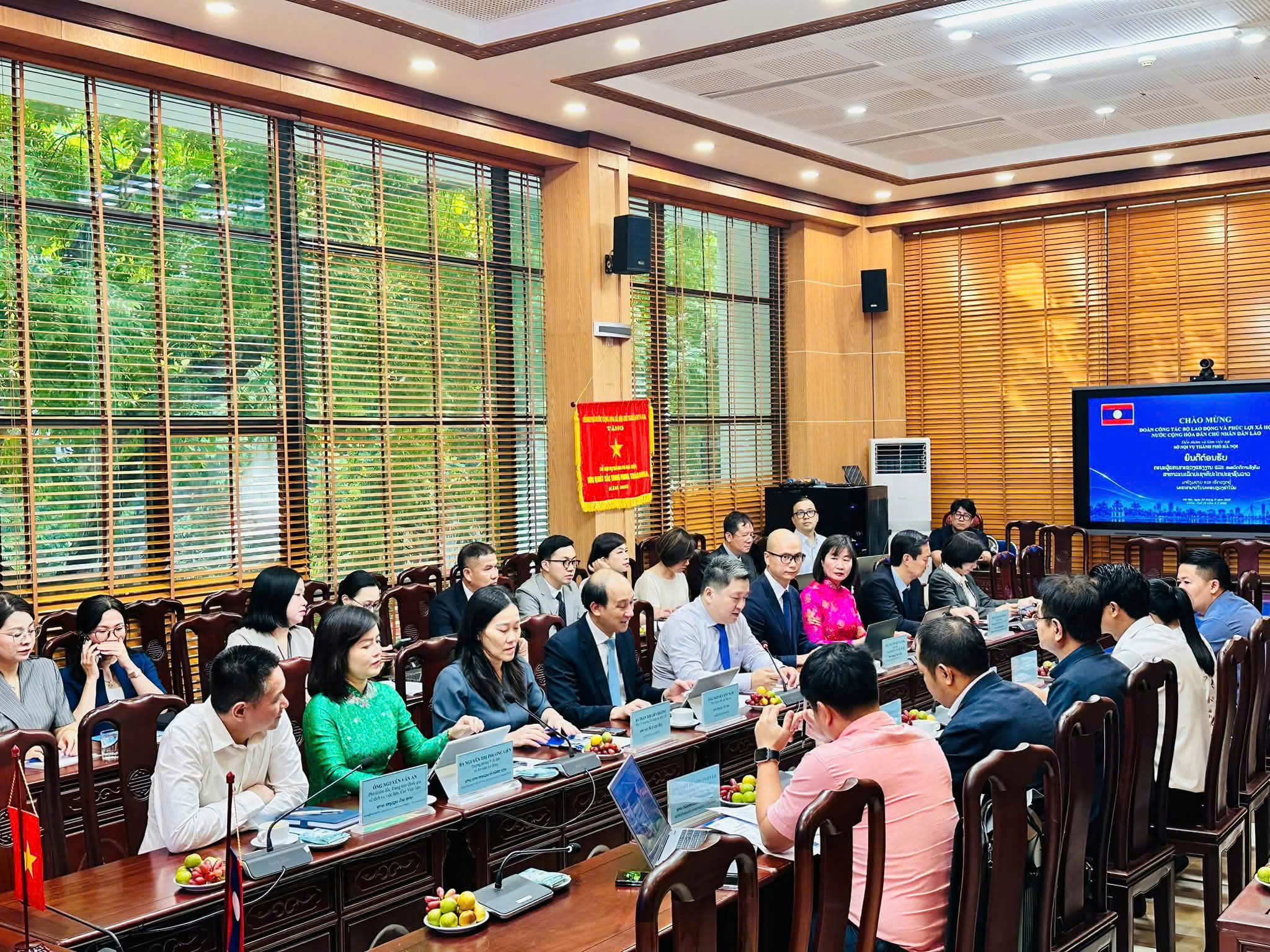 Bộ Lao động và Phúc lợi xã hội Lào trao đổi kinh nghiệm tại Trung tâm Dịch vụ việc làm thành phố Hà Nội