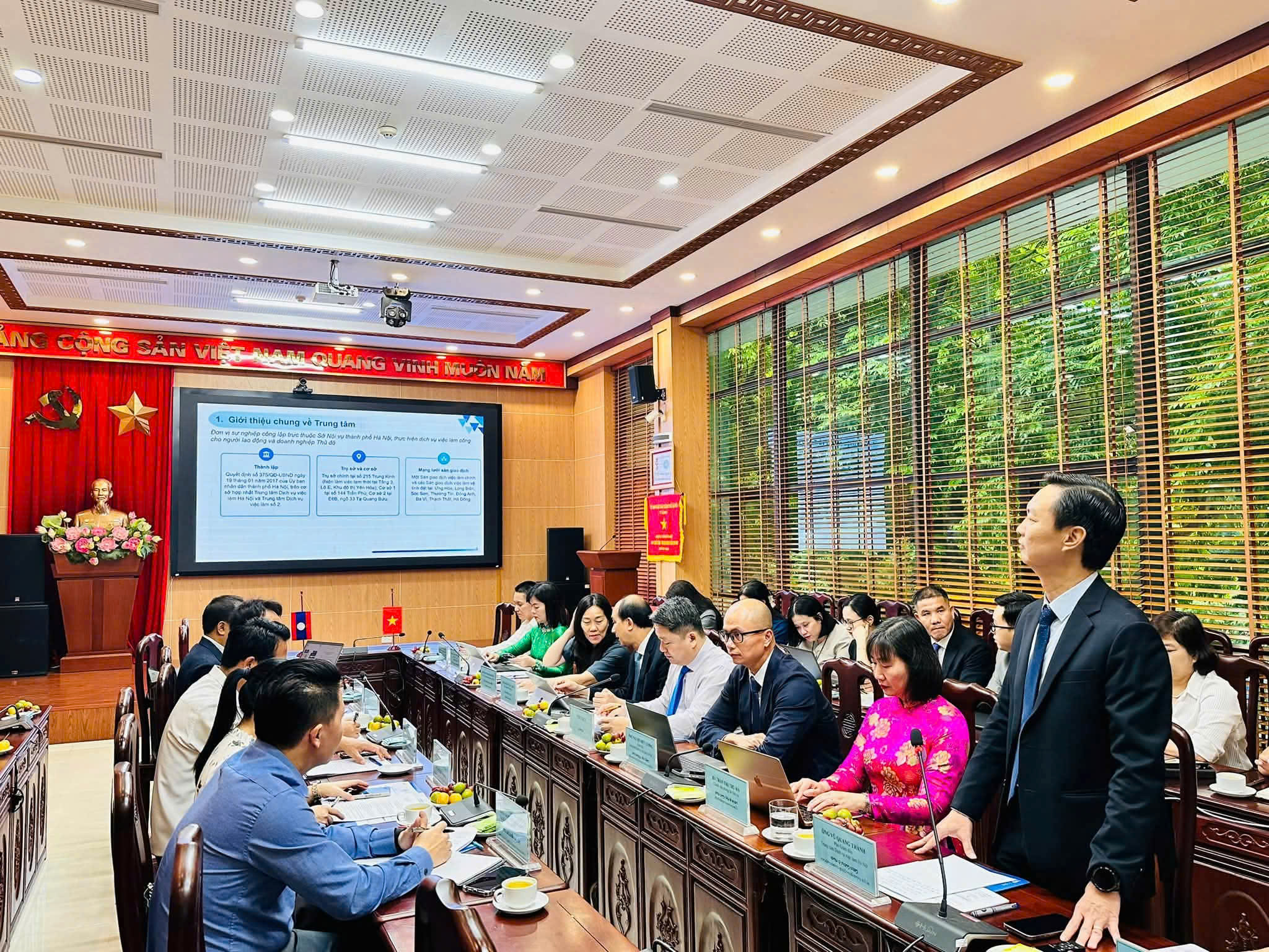 Bộ Lao động và Phúc lợi xã hội Lào trao đổi kinh nghiệm tại Trung tâm Dịch vụ việc làm thành phố Hà Nội