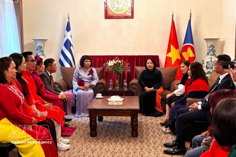 A delegation from the Vietnam Federation of UNESCO Associations (VFUA) led by Deputy Secretary General Nguyen Le Hang, has a meeting with the Vietnamese Embassy in Greece. (Photo courtesy of the embassy) A delegation from the Vietnam Federation of UNESCO Associations (VFUA) led by Deputy Secretary General Nguyen Le Hang, has a meeting with the Vietnamese Embassy in Greece. (Photo courtesy of the embassy)