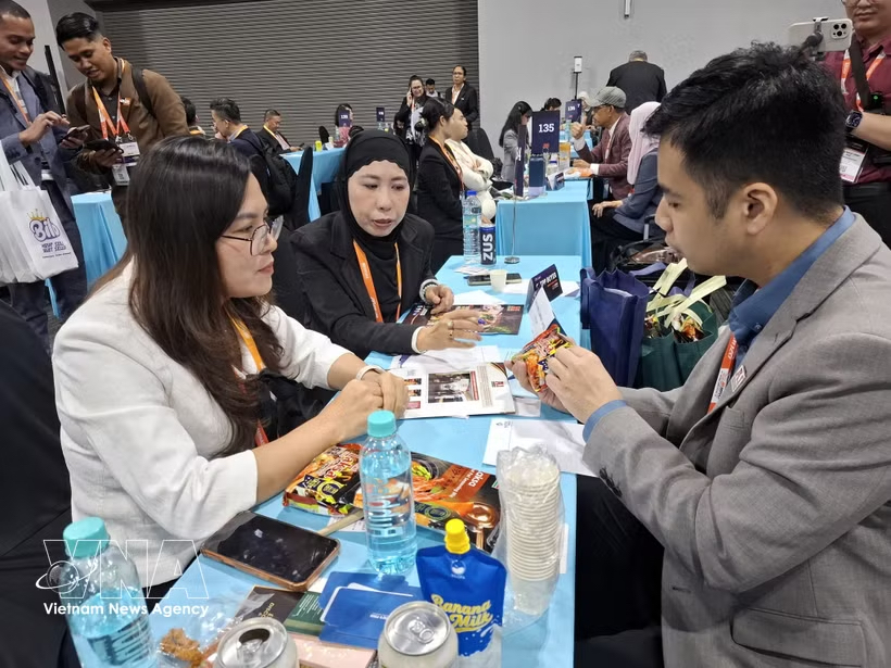 A Malaysian enterprise introduces Halal products to Vietnamese businesses at MIHAS 2026. (Photo: VNA) A Malaysian enterprise introduces Halal products to Vietnamese businesses at MIHAS 2026. (Photo: VNA)