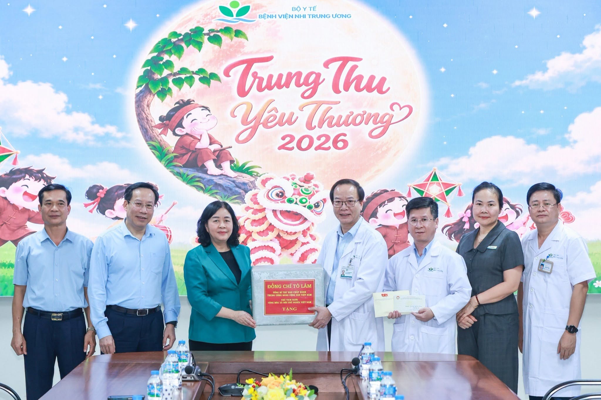 Bà Bùi Thị Minh Hoài, Ủy viên Bộ Chính trị, Bí thư Trung ương Đảng, Bí thư Đảng ủy MTTQ, các đoàn thể Trung ương, Chủ tịch Ủy ban Trung ương MTTQ Việt Nam trao phần quà của Tổng Bí thư, Chủ tịch nước Tô Lâm tặng Bệnh viện Nhi Trung ương và các cháu thiếu nhi đang điều trị tại đây nhân dịp Tết Trung thu Bà Bùi Thị Minh Hoài, Ủy viên Bộ Chính trị, Bí thư Trung ương Đảng, Bí thư Đảng ủy MTTQ, các đoàn thể Trung ương, Chủ tịch Ủy ban Trung ương MTTQ Việt Nam trao phần quà của Tổng Bí thư, Chủ tịch nước Tô Lâm tặng Bệnh viện Nhi Trung ương và các cháu thiếu nhi đang điều trị tại đây nhân dịp Tết Trung thu