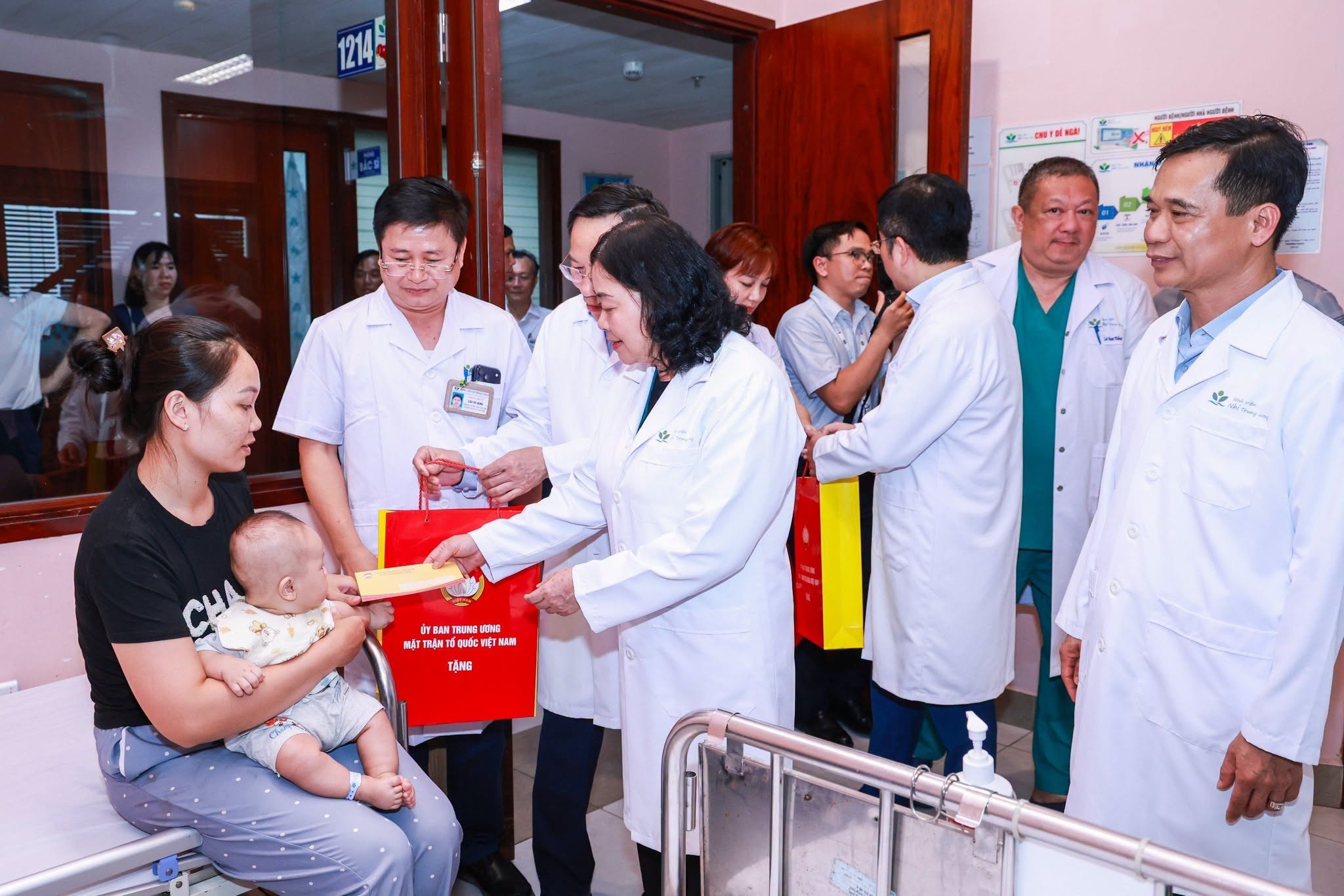 Bà Bùi Thị Minh Hoà thăm hỏi, tặng quà các bệnh nhi đang điều trị tại Bệnh viện Nhi Trung ương. (Ảnh: Quang Vinh) Bà Bùi Thị Minh Hoà thăm hỏi, tặng quà các bệnh nhi đang điều trị tại Bệnh viện Nhi Trung ương. (Ảnh: Quang Vinh)