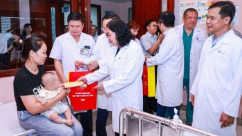 Chủ tịch Ủy ban Trung ương MTTQ Việt Nam tặng quà Trung thu cho bệnh nhi