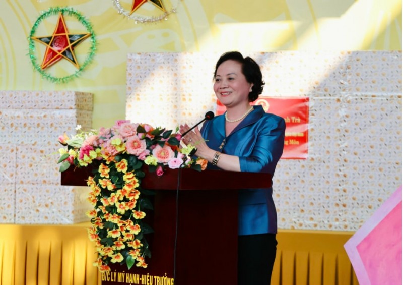 ឧបនាយករដ្ឋមន្ត្រី Pham Thi Thanh Tra បានផ្ញើសារជូនពរដល់ប្អូនៗកុមារីកុមារាឱ្យទទួលអំណរបុណ្យសែនព្រះខែប្រកបដោយភាពសប្បាយរីករាយ មានអត្ថន័យ និងតែងតែមានសុខភាពល្អបរិបូរណ៍ ព្រមទាំងខិតខំរៀនសូត្រឱ្យក្លាយជាកូនល្អសិស្សល្អ។