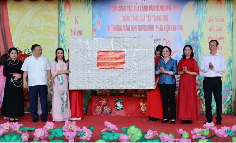 ឧបនាយករដ្ឋមន្ត្រី បានប្រគល់ជូនទូរទស្សន៍ដល់សាលារៀន ដែលរួមចំណែកបំពេញបន្ថែមនូវសម្ភារបរិក្ខារបម្រើដល់ការងារថែទាំ ចិញ្ចឹមបីបាច់ និងអប់រំកុមារ។
