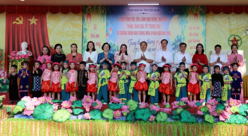 ឧបនាយករដ្ឋមន្ត្រី Pham Thi Thanh Tra អនុប្រធានការិយាល័យរដ្ឋាភិបាល Do Ngoc Huynh ថ្នាក់ដឹកនាំខេត្ត Tuyen Quang រួមជាមួយលោកគ្រូអ្នកគ្រូ និងសិស្សានុសិស្សនៃសាលាមត្តេយ្យ Trung Mon (សាខា Kim Phu)។