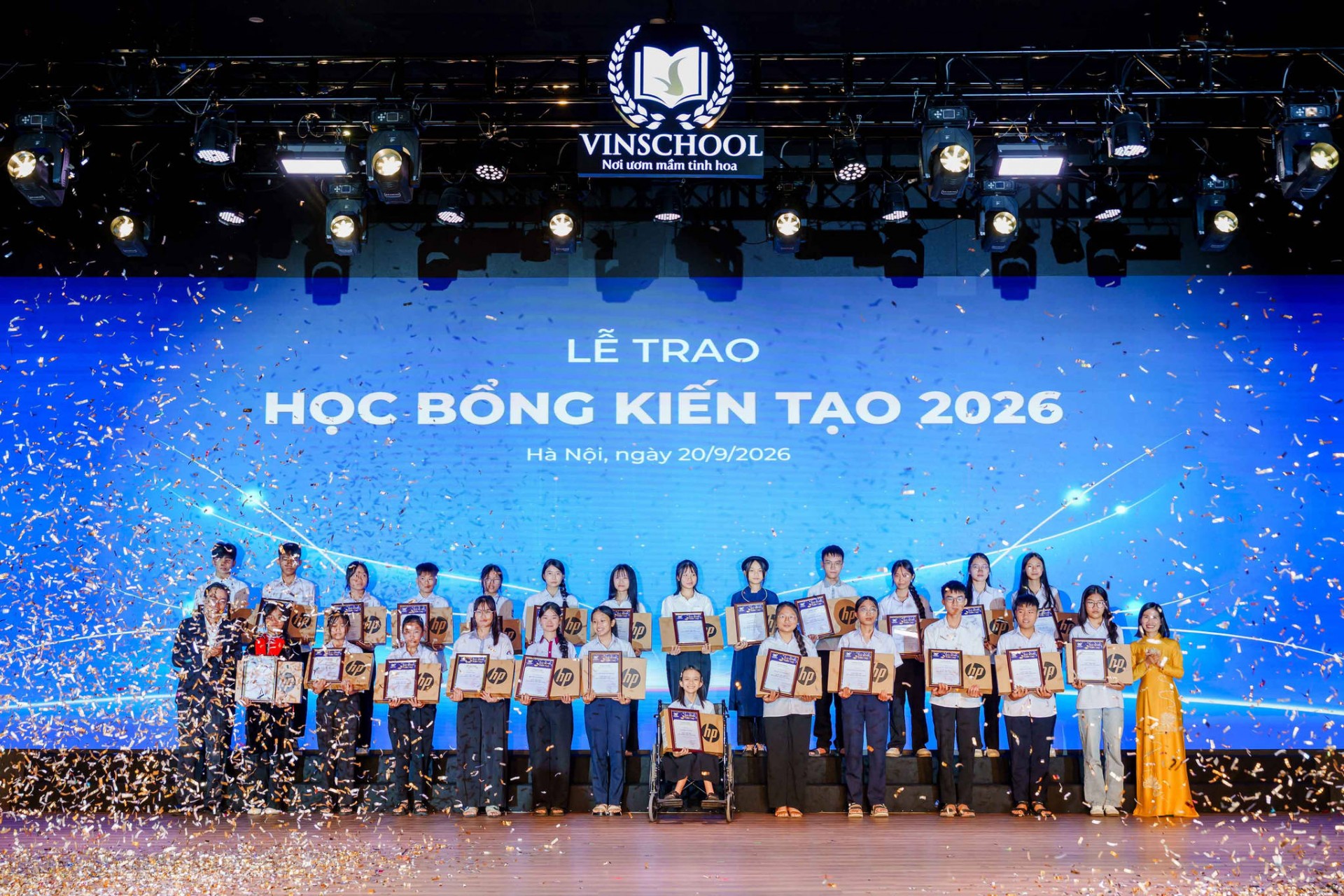 Các học sinh học giỏi, giàu nghị lực và có hoàn cảnh khó khăn đã được vinh danh tại Lễ trao Học bổng Kiến tạo 2026 của Vinschool. Các học sinh học giỏi, giàu nghị lực và có hoàn cảnh khó khăn đã được vinh danh tại Lễ trao Học bổng Kiến tạo 2026 của Vinschool.