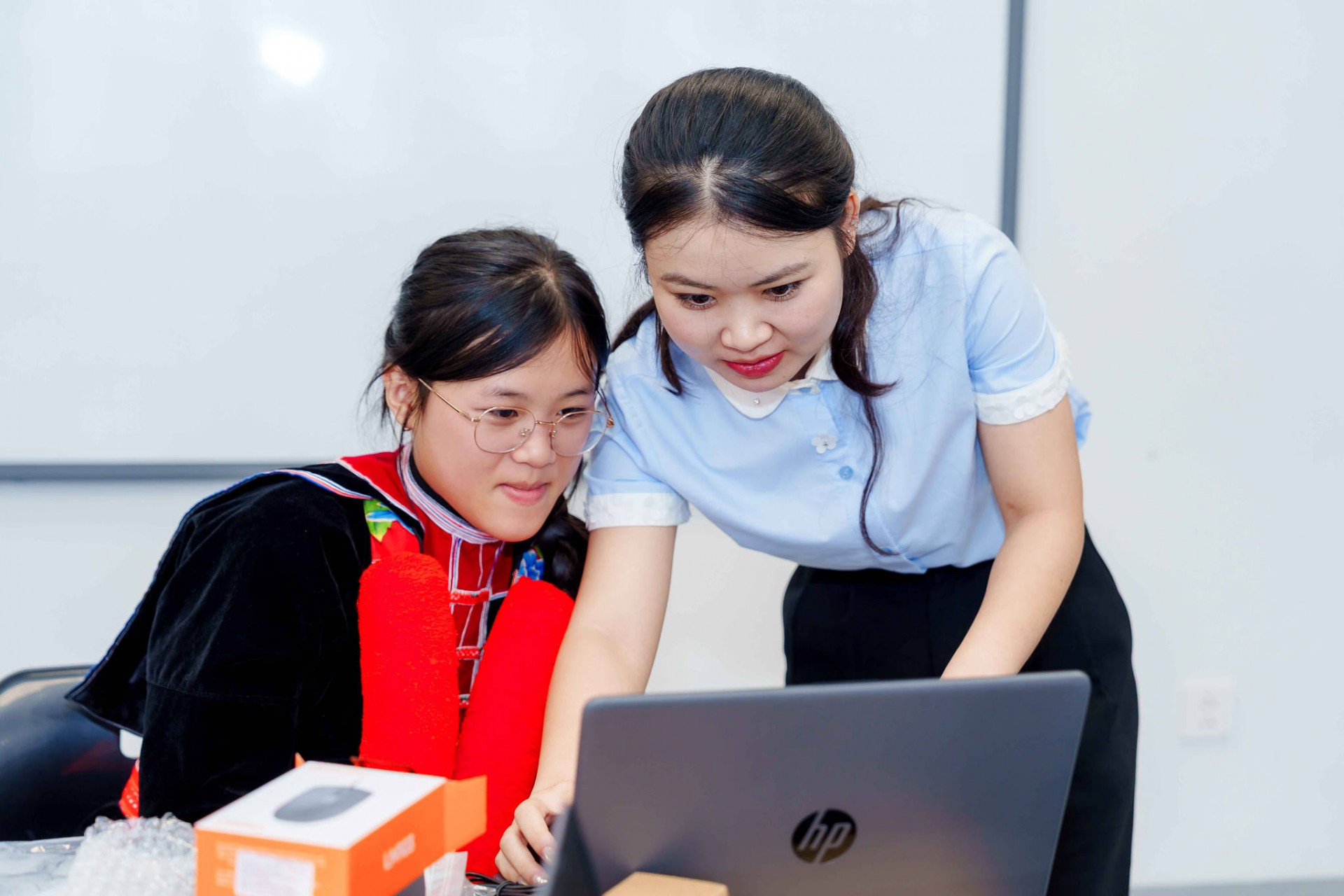 Học sinh nhận Học bổng Kiến tạo 2026 trao đổi cùng giáo viên cố vấn cá nhân. Học sinh nhận Học bổng Kiến tạo 2026 trao đổi cùng giáo viên cố vấn cá nhân.