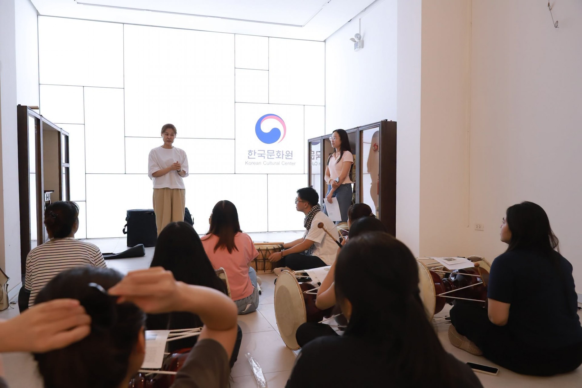 In the first session, students were introduced to basic rhythms and techniques for playing each of the four traditional Korean percussion instruments. The lively and energetic sounds of their first performances filled the classroom, offering students an opportunity to experience the unique appeal of Samulnori. Following the Korean fan dance class, the Samulnori programme is expected to provide another meaningful cultural experience and bring Gugak, traditional Korean music, closer to young Vietnamese audiences. In the first session, students were introduced to basic rhythms and techniques for playing each of the four traditional Korean percussion instruments. The lively and energetic sounds of their first performances filled the classroom, offering students an opportunity to experience the unique appeal of Samulnori. Following the Korean fan dance class, the Samulnori programme is expected to provide another meaningful cultural experience and bring Gugak, traditional Korean music, closer to young Vietnamese audiences.
