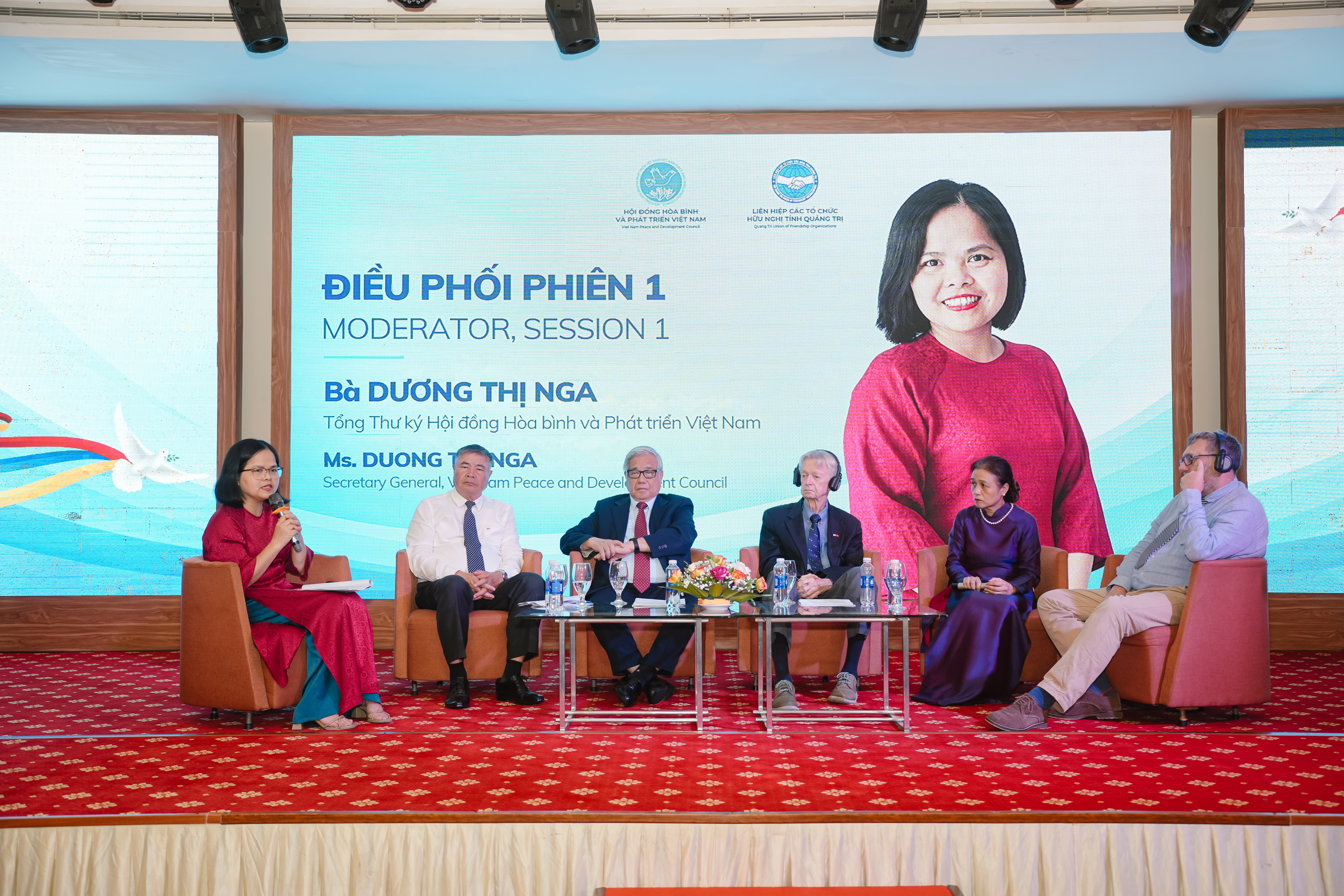 Phiên thảo luận thứ nhất với chủ đề “Giá trị của hòa bình trong một thế giới biến động hiện nay”. (Ảnh: Bảo Ngọc). Phiên thảo luận thứ nhất với chủ đề “Giá trị của hòa bình trong một thế giới biến động hiện nay”. (Ảnh: Bảo Ngọc).