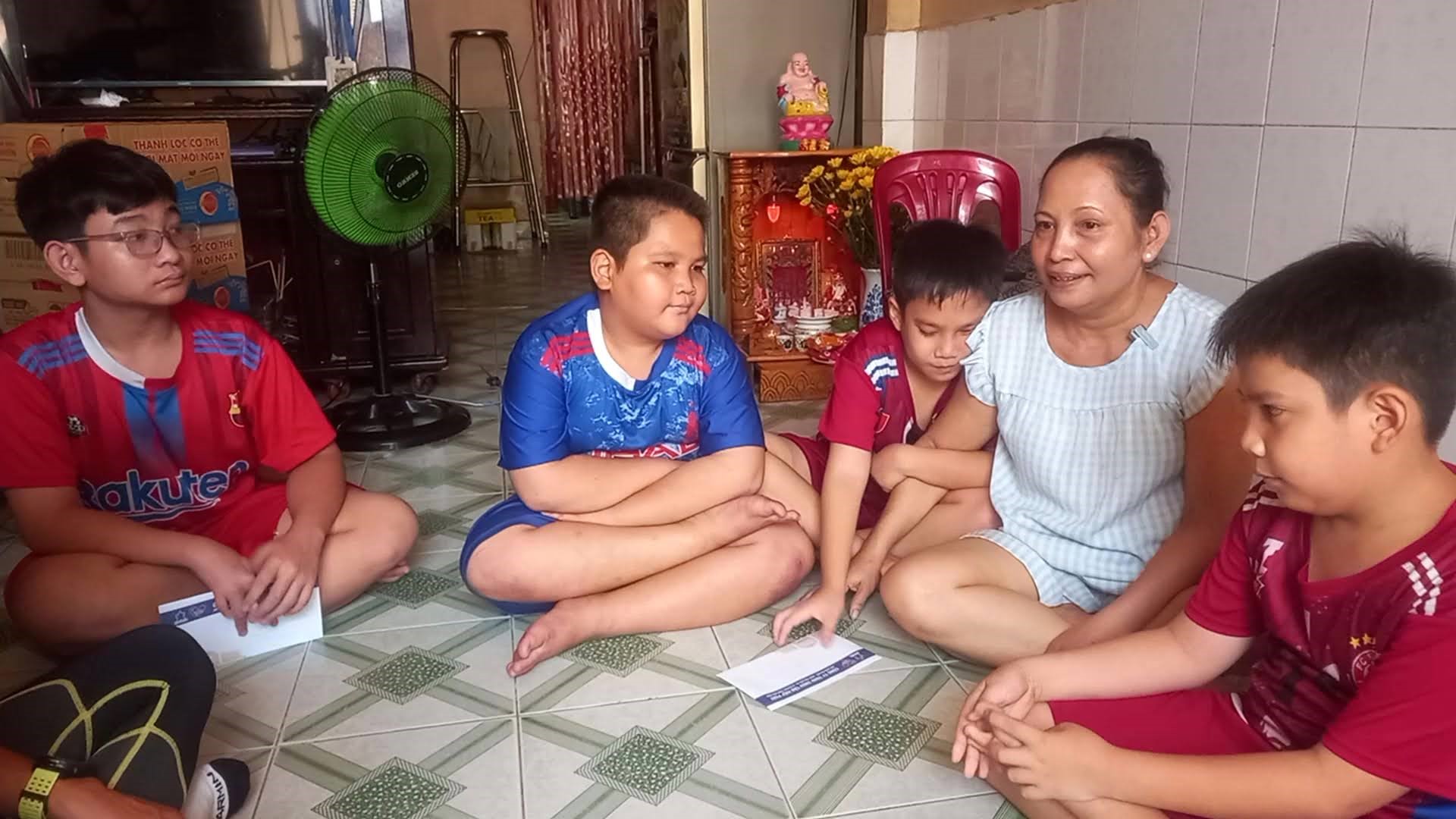 Một mình lo cho bốn con, chị Sa Ren luôn canh cánh nỗi lo khi các con càng lớn, chi phí học tập và sinh hoạt càng nhiều Một mình lo cho bốn con, chị Sa Ren luôn canh cánh nỗi lo khi các con càng lớn, chi phí học tập và sinh hoạt càng nhiều