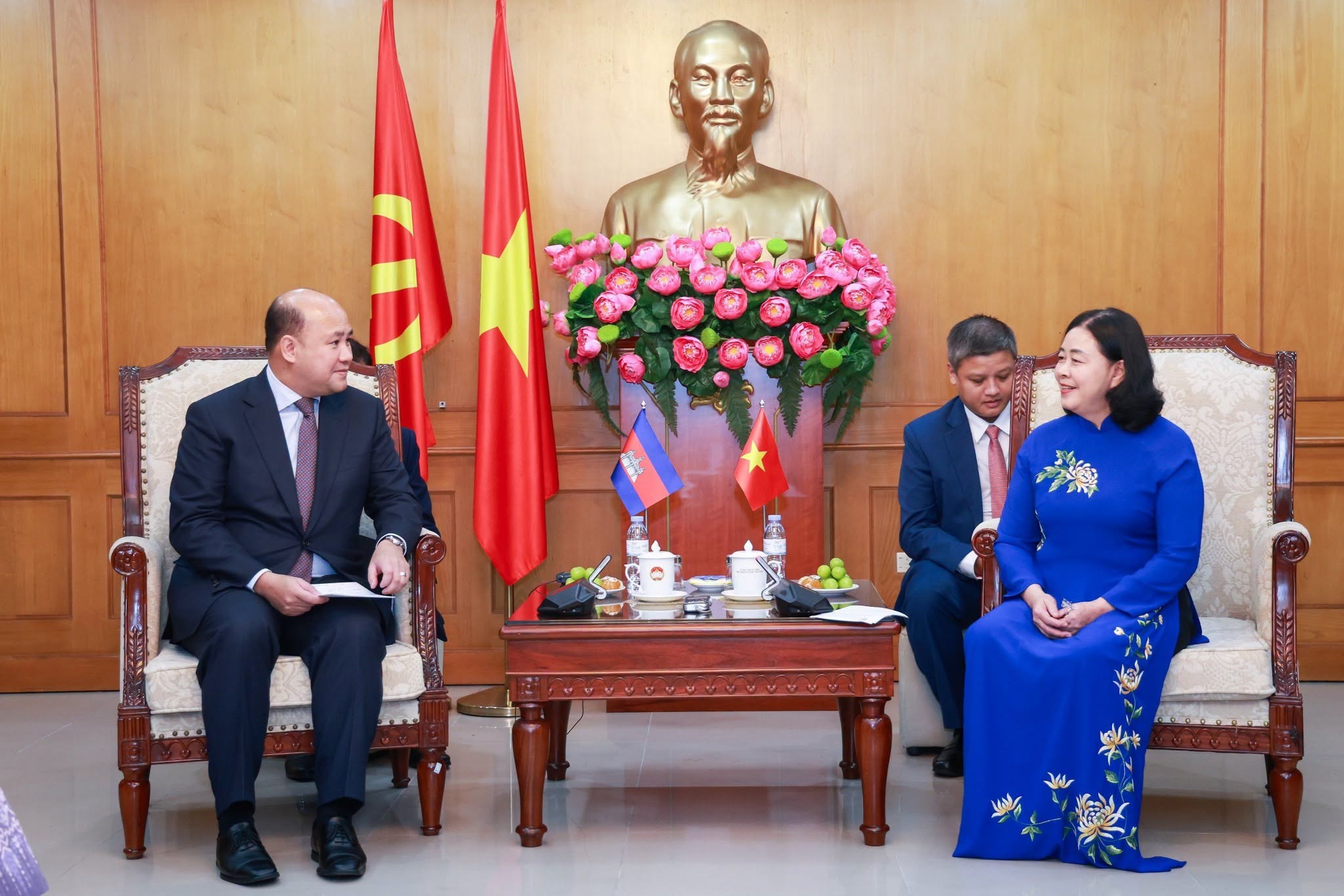 Bà Bùi Thị Minh Hoài - Ủy viên Bộ Chính trị, Bí thư Trung ương Đảng, Bí thư Đảng ủy MTTQ, các đoàn thể Trung ương, Chủ tịch Ủy ban Trung ương MTTQ Việt Nam trao đổi với ông Hun Many, Phó Thủ tướng Chính phủ, Bộ trưởng Bộ Dịch vụ công, Chủ tịch Hội Liên hiệp thanh niên Campuchia Bà Bùi Thị Minh Hoài - Ủy viên Bộ Chính trị, Bí thư Trung ương Đảng, Bí thư Đảng ủy MTTQ, các đoàn thể Trung ương, Chủ tịch Ủy ban Trung ương MTTQ Việt Nam trao đổi với ông Hun Many, Phó Thủ tướng Chính phủ, Bộ trưởng Bộ Dịch vụ công, Chủ tịch Hội Liên hiệp thanh niên Campuchia