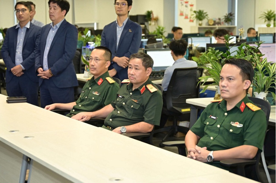 Đoàn trực tiếp tới tham quan và kiểm tra tại Khối Công nghệ thông tin MB Đoàn trực tiếp tới tham quan và kiểm tra tại Khối Công nghệ thông tin MB