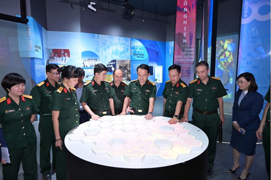 Trước đó đoàn tham quan và rất ấn tượng với bảo tàng số tại phòng Truyền thống của MB Trước đó đoàn tham quan và rất ấn tượng với bảo tàng số tại phòng Truyền thống của MB