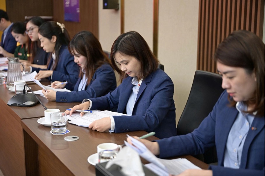 Trong khuôn khổ buổi làm việc, đoàn cũng tổ chức kiểm tra nhận thức về cải cách hành chính và chuyển đổi số với 25 cán bộ nhân viên MB Trong khuôn khổ buổi làm việc, đoàn cũng tổ chức kiểm tra nhận thức về cải cách hành chính và chuyển đổi số với 25 cán bộ nhân viên MB