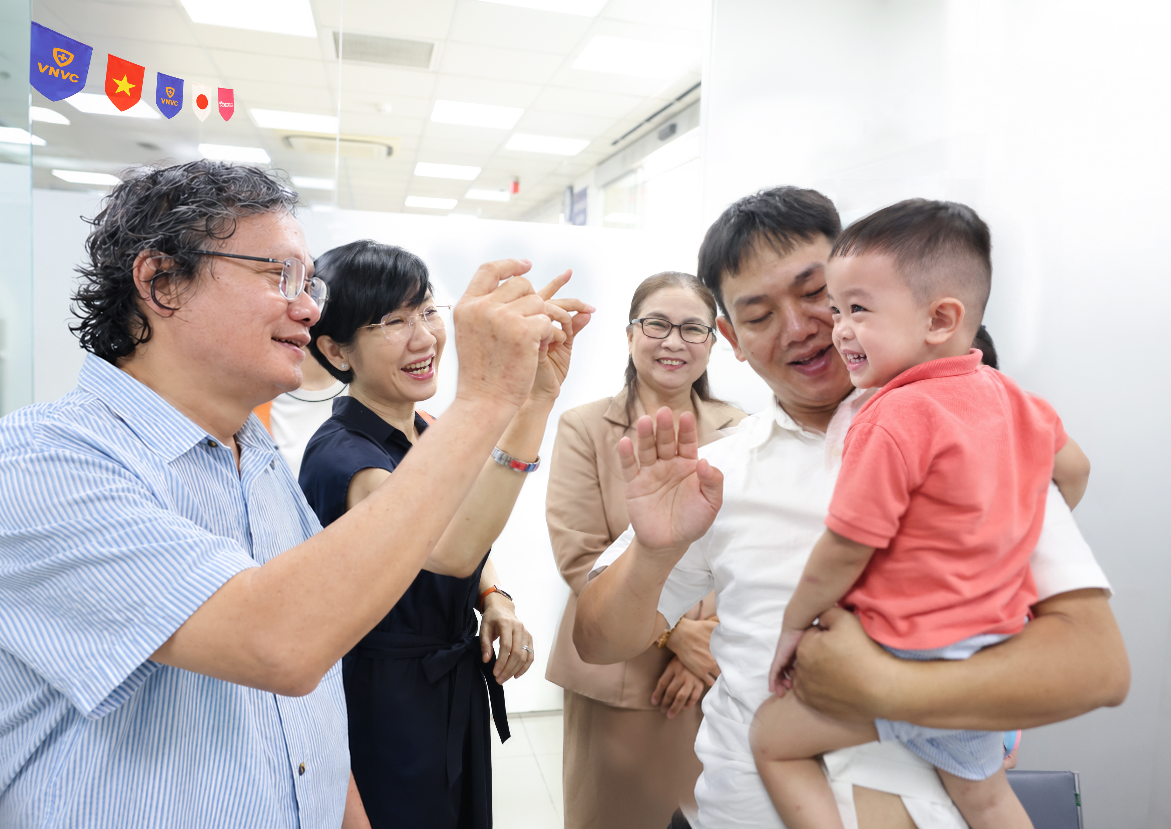 Bác sĩ Trương Hữu Khanh, người có hàng chục năm gắn bó với công tác điều trị các ca tay chân miệng nặng tại Việt Nam vui mừng sau khi chứng kiến em bé đầu tiên tại Việt Nam được tiêm vắc xin tại VNVC. Ảnh: Nhân Lê Bác sĩ Trương Hữu Khanh, người có hàng chục năm gắn bó với công tác điều trị các ca tay chân miệng nặng tại Việt Nam vui mừng sau khi chứng kiến em bé đầu tiên tại Việt Nam được tiêm vắc xin tại VNVC. Ảnh: Nhân Lê