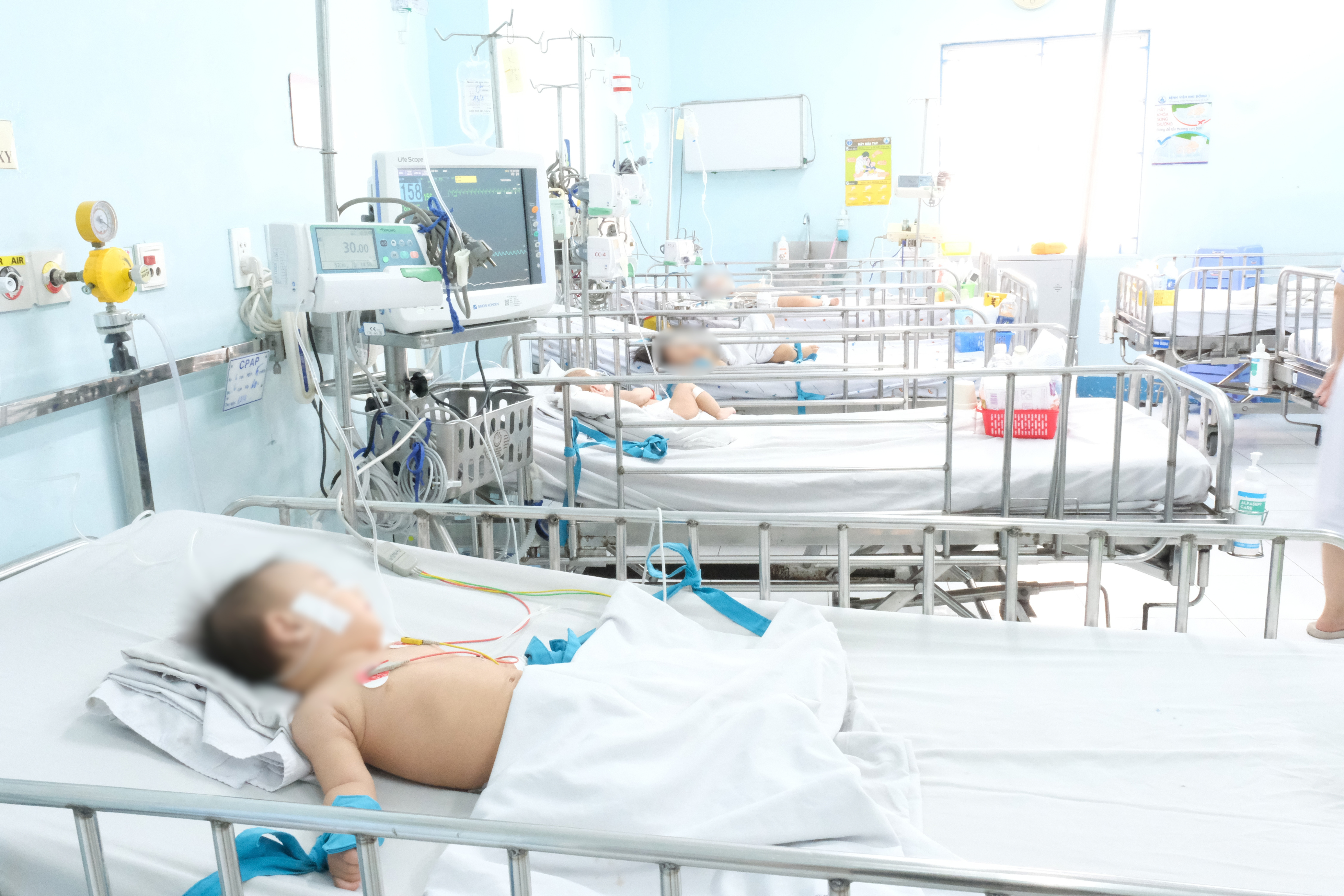 Trong tháng 5, phòng ICU, Bệnh viện Nhi đồng 1 điều trị cho nhiều trẻ mắc tay chân miệng độ 3 do chủng EV71 gây ra. Ảnh: Bình An Trong tháng 5, phòng ICU, Bệnh viện Nhi đồng 1 điều trị cho nhiều trẻ mắc tay chân miệng độ 3 do chủng EV71 gây ra. Ảnh: Bình An