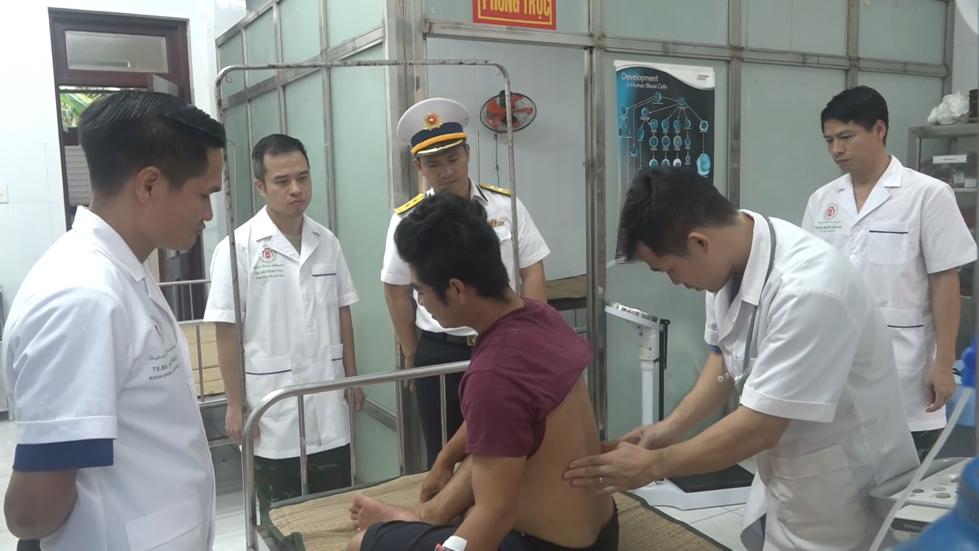 Đảo Song Tử Tây cấp cứu ngư dân bị sỏi niệu quản Đảo Song Tử Tây cấp cứu ngư dân bị sỏi niệu quản
