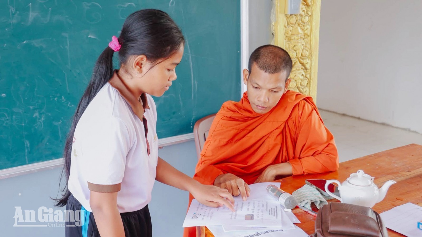 Những lớp học trong chùa, thánh đường ở An Giang