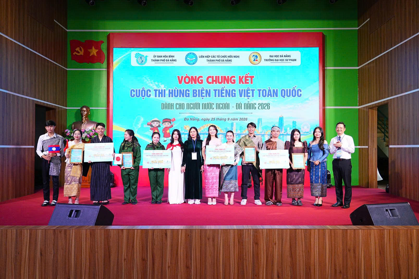 Ban Tổ chức trao giải cho các đội tham gia Ban Tổ chức trao giải cho các đội tham gia