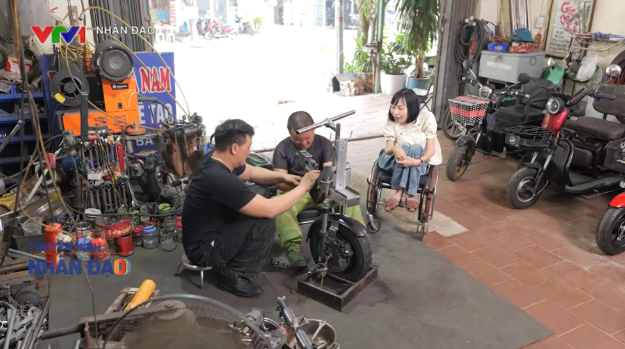 Tại xưởng, những người khuyết tật được bố trí công việc phù hợp với khả năng, từng bước lấy lại sự tự tin trong lao động. Tại xưởng, những người khuyết tật được bố trí công việc phù hợp với khả năng, từng bước lấy lại sự tự tin trong lao động.
