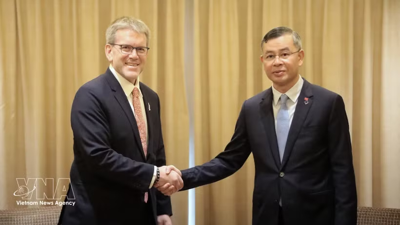 Finance Minister Ngo Van Tuan (R) and Dean Thompson, Senior Director for Global Policy and Sustainability at The Coca-Cola Company. (Photo: VNA) Finance Minister Ngo Van Tuan (R) and Dean Thompson, Senior Director for Global Policy and Sustainability at The Coca-Cola Company. (Photo: VNA)