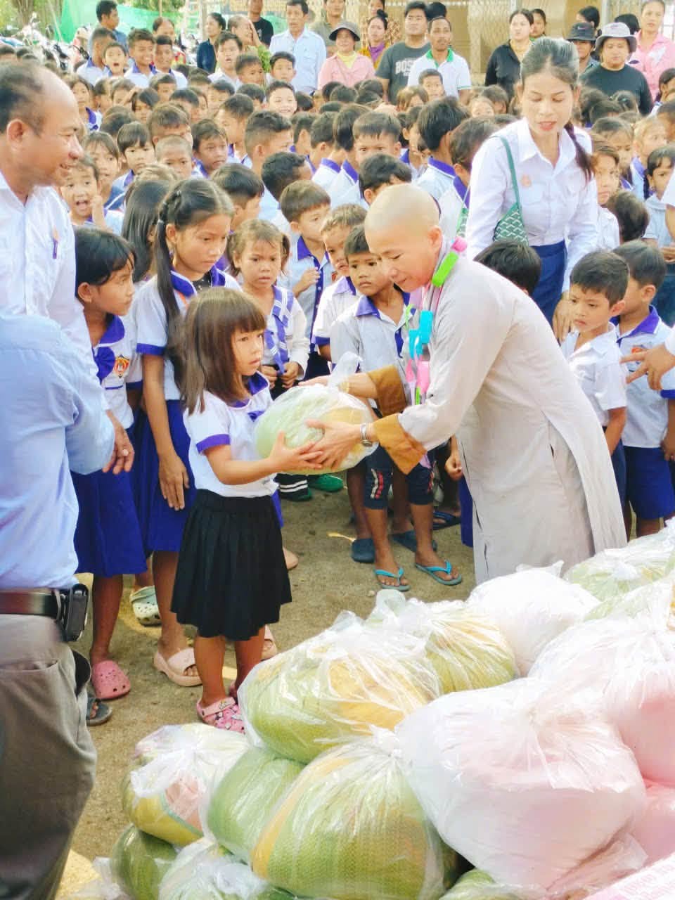Trao 626 phần quà đến thiếu nhi Trường Cốt Son Đek, tỉnh Prey Veng (Campuchia) Trao 626 phần quà đến thiếu nhi Trường Cốt Son Đek, tỉnh Prey Veng (Campuchia)
