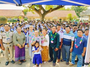 Trao 626 phần quà đến thiếu nhi Trường Cốt Son Đek, tỉnh Prey Veng (Campuchia)