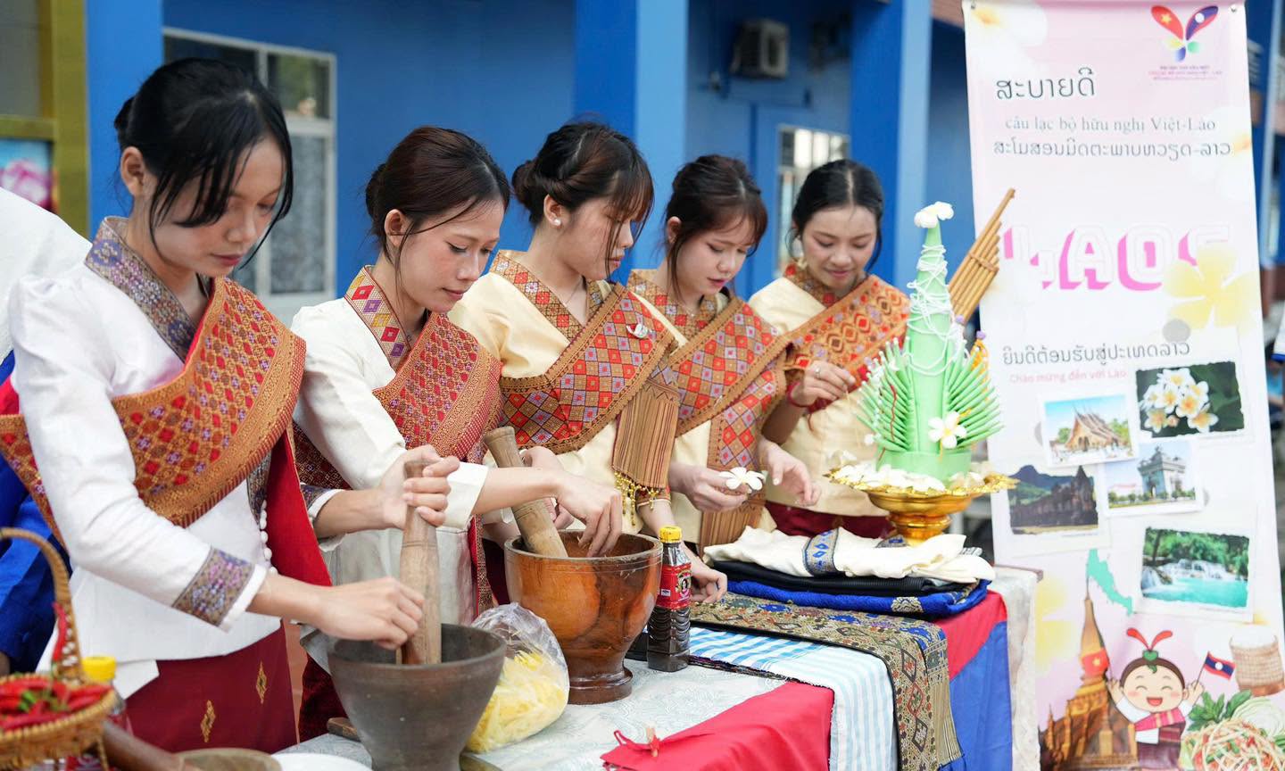 Sinh viên Việt – Lào cùng trải nghiệm văn hóa tại Ngày hội “Hương Chăm Pa Sắc Sen” Sinh viên Việt – Lào cùng trải nghiệm văn hóa tại Ngày hội “Hương Chăm Pa Sắc Sen”