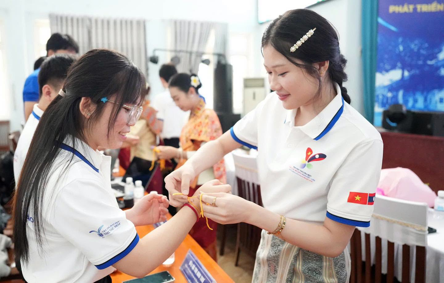 Sinh viên Việt – Lào cùng trải nghiệm văn hóa tại Ngày hội “Hương Chăm Pa Sắc Sen” Sinh viên Việt – Lào cùng trải nghiệm văn hóa tại Ngày hội “Hương Chăm Pa Sắc Sen”
