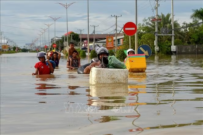Người dân sơ tán khỏi các khu vực ngập lụt ở Phnom Penh, Campuchia. Ảnh tư liệu: AFP/TTXVN Người dân sơ tán khỏi các khu vực ngập lụt ở Phnom Penh, Campuchia. Ảnh tư liệu: AFP/TTXVN