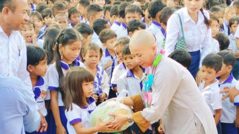 អំណោយចំនួន ៦២៦ ចំណែក ត្រូវបានប្រគល់ជូនកុមារក្នុងខេត្ត Prey Veng ប្រទេសកម្ពុជា