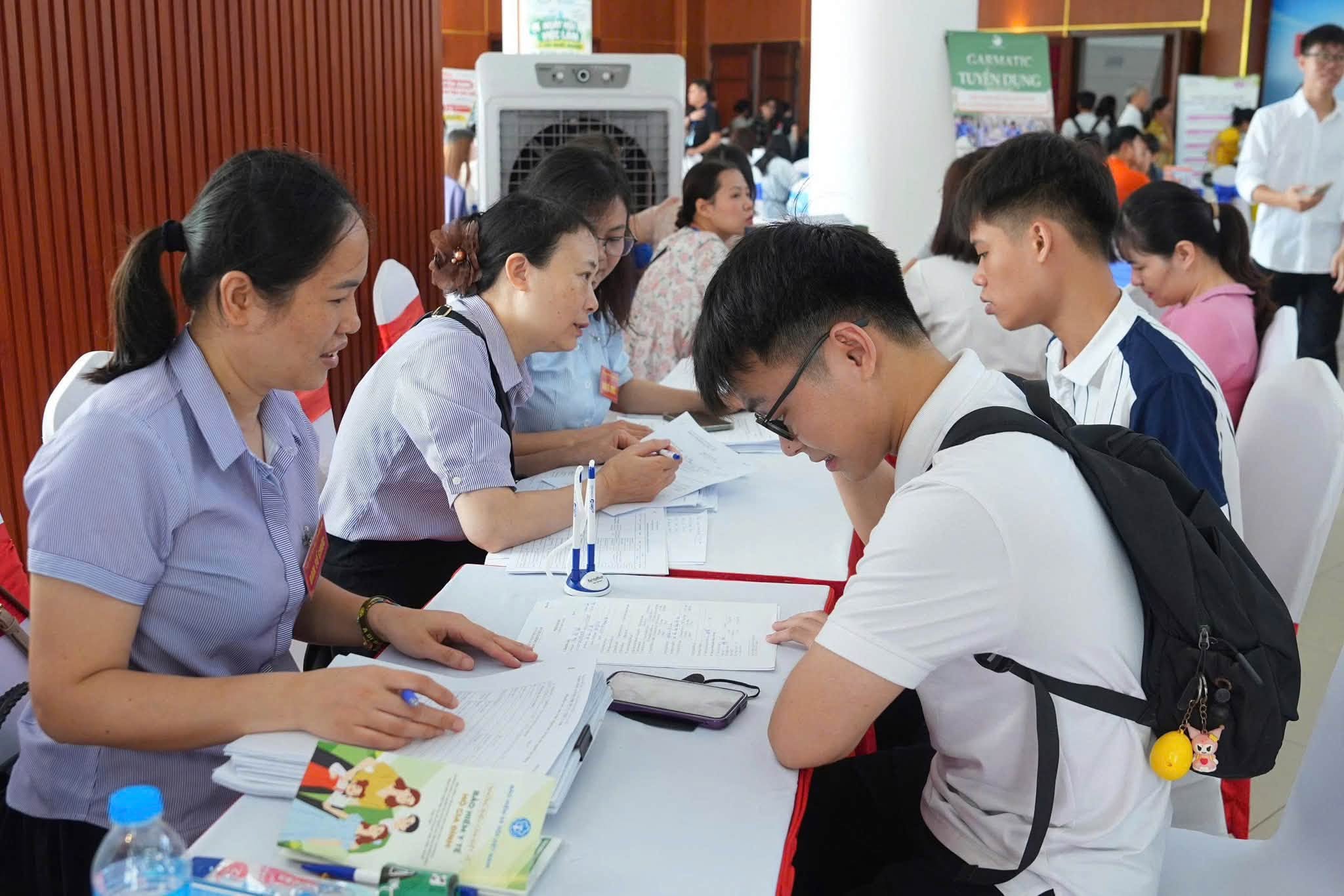 Hàng nghìn cơ hội việc làm đến với người lao động tại Hà Nội Hàng nghìn cơ hội việc làm đến với người lao động tại Hà Nội
