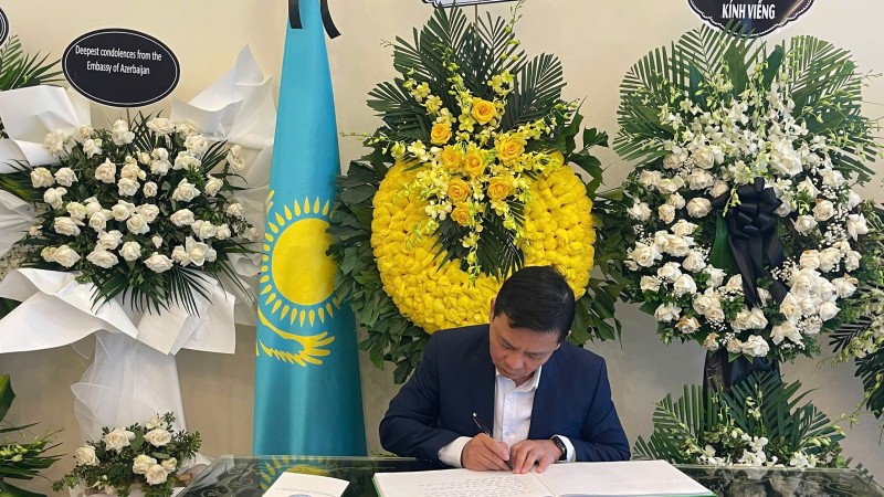 Liên hiệp các tổ chức hữu nghị Việt Nam ghi sổ tang, tưởng niệm các quân nhân Kazakhstan hy sinh