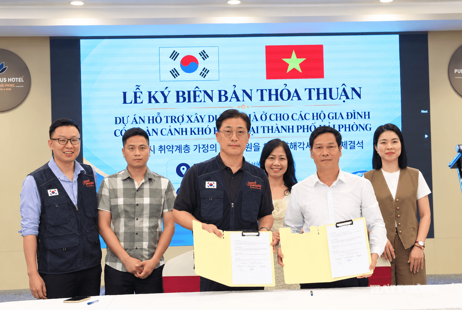 Ông Nguyễn Văn Thụ, Chủ tịch Liên hiệp và ông Ban Kwan Su, Trưởng đại diện Tổ chức GPI ký Biên bản thỏa thuận