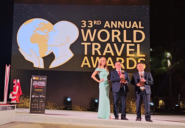 Representatives of Phong Nha - Ke Bang National Park receive the award - Photo: Phong Nha - Ke Bang National Park