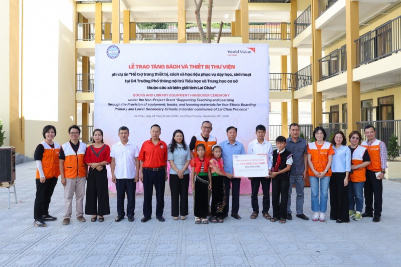 World Vision: trao tặng sách, thiết bị thư viện cho 4 trường biên giới tỉnh Lai Châu