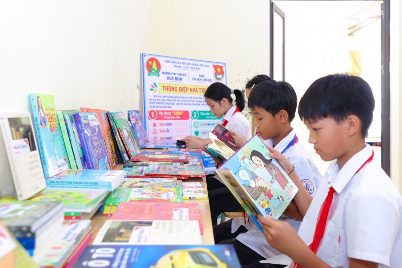 World Vision: trao tặng sách, thiết bị thư viện cho 4 trường biên giới tỉnh Lai Châu