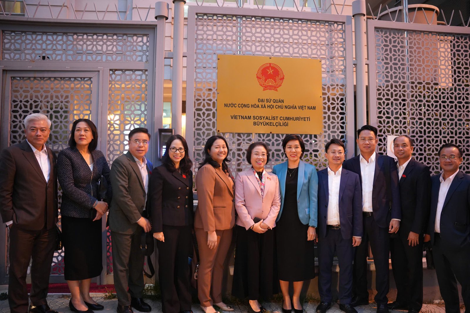 Đoàn đại biểu thành phố Hà Nội chụp ảnh lưu niệm với Đại sứ Đặng Thị Thu Hà tại trụ sở Đại sứ quán Việt Nam tại Thổ Nhĩ Kỳ. (Ảnh: T.L)