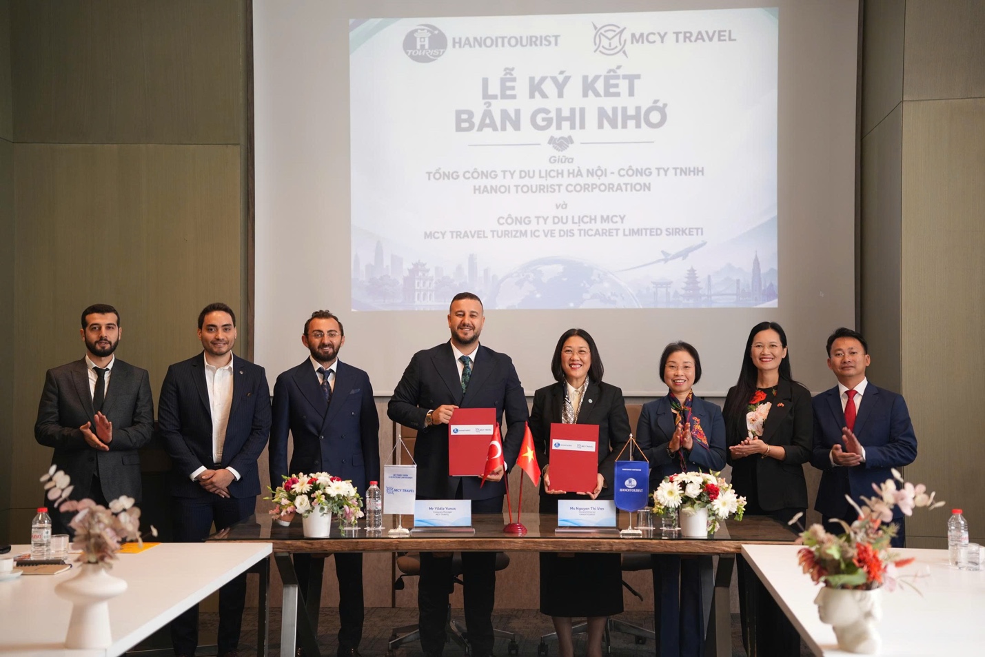 Đoàn công tác cũng chứng kiến Lễ ký kết Bản ghi nhớ hợp tác giữa Tổng công ty Du lịch Hà Nội - Công ty TNHH và Công ty Du lịch MCY. (Ảnh: T.L)