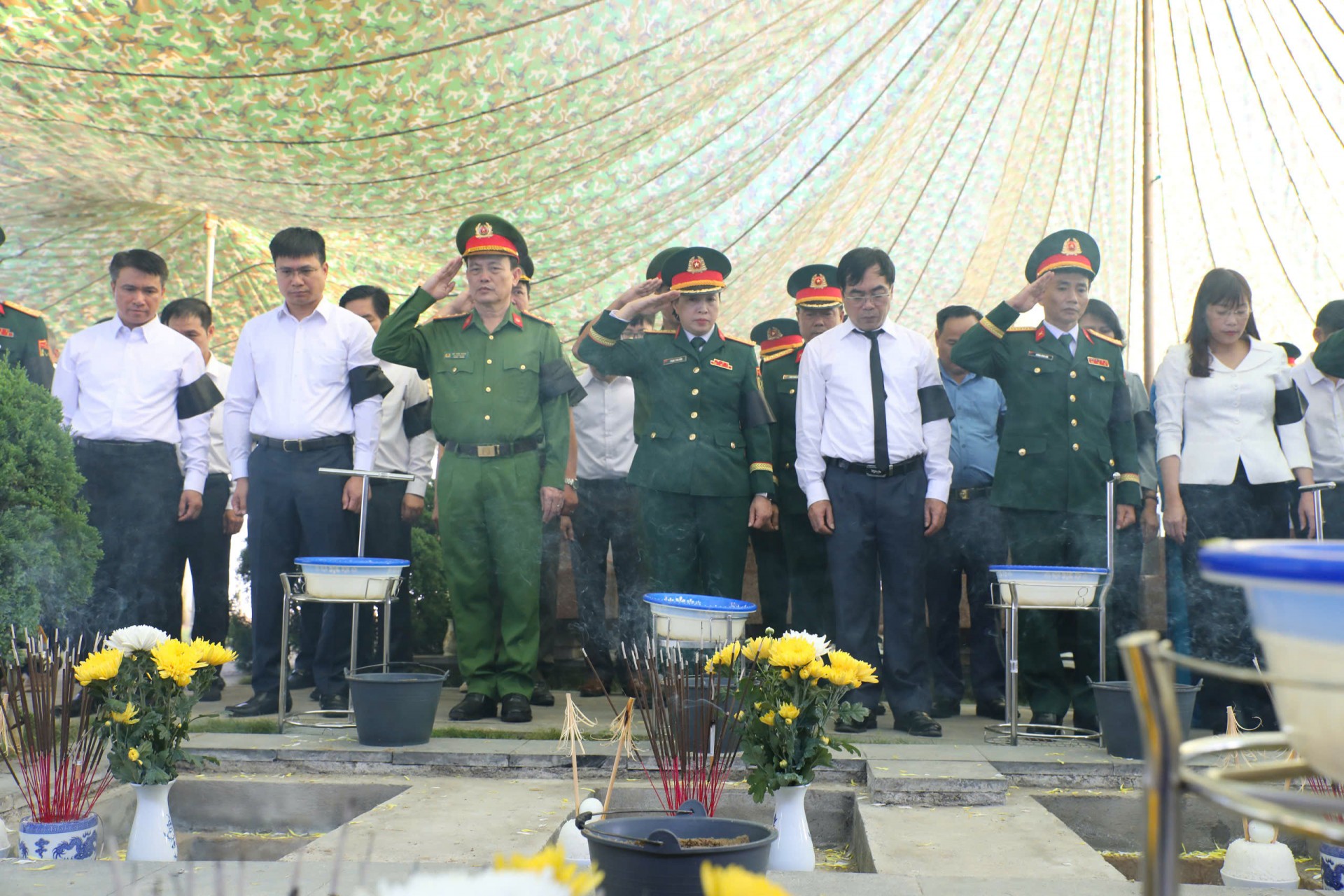 Delegates observed a minute of silence in memory of the fallen soldiers at Tong Khao Martyrs' Cemetery in Dien Bien province. (Photo: Duy Linh)