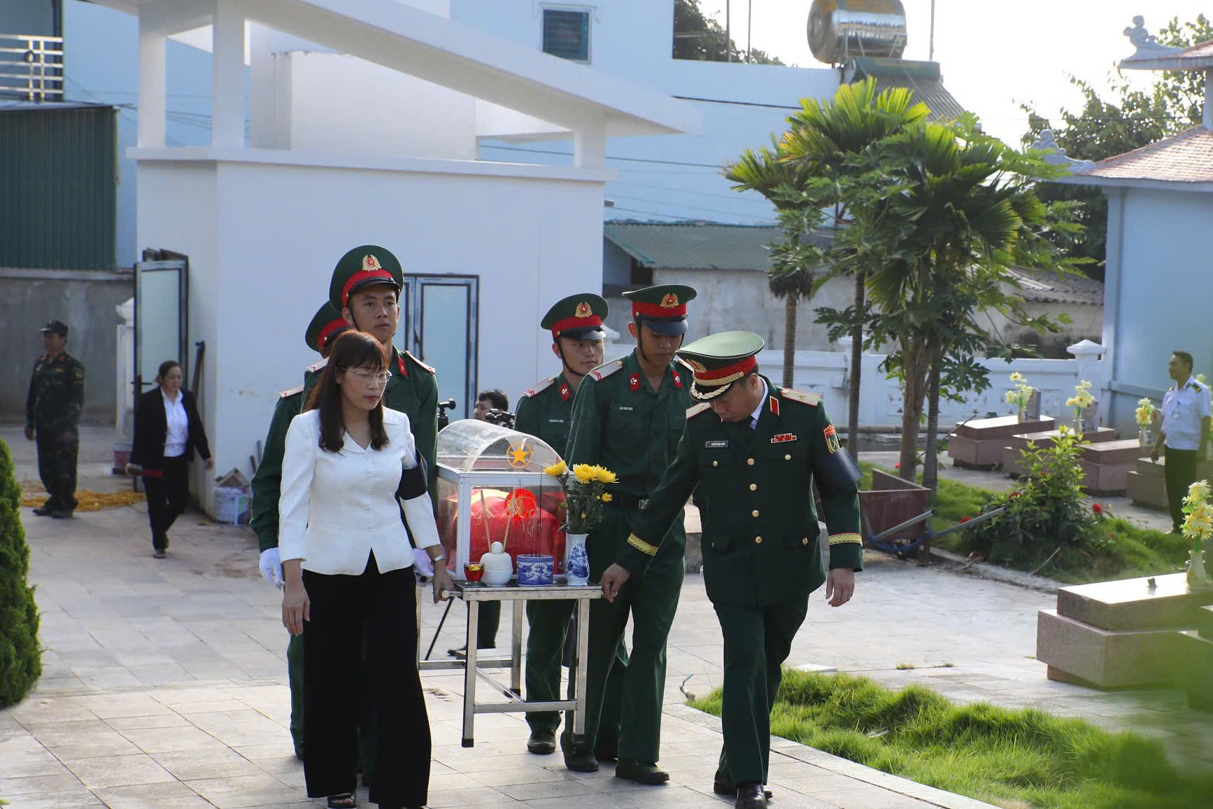 Cao Thi Tuyet Lan, Standing Vice Chairwoman of the Dien Bien Provincial People's Council, together with the relevant forces, carried the remains of the fallen soldiers to their burial site. (Photo: Duy Linh)