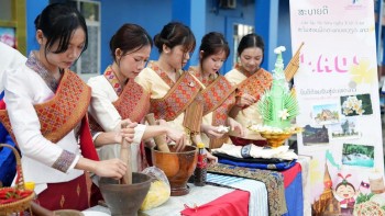 ນັກສຶກສາຫວຽດນາມ - ລາວ ຮ່ວມສຳຜັດວັດທະນະທຳໃນງານວັນນະຄະດີ “ດອກບົວ”