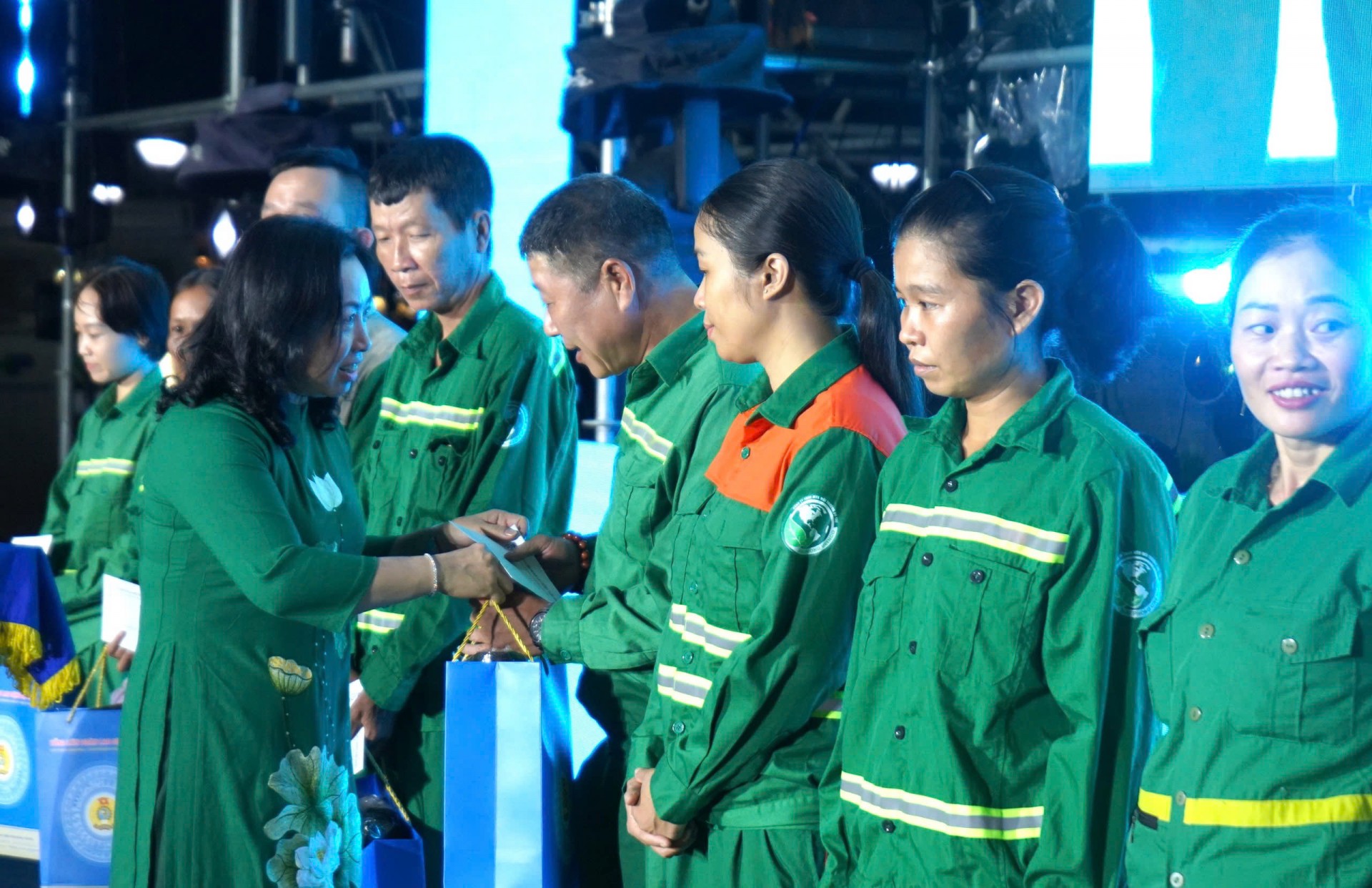 Tinh thần của chiến dịch được cụ thể hóa ngay tại lễ phát động thông qua cam kết của Công đoàn Công ty TNHH Yazaki Hải Phòng Việt Nam. (Ảnh: T.L) Tinh thần của chiến dịch được cụ thể hóa ngay tại lễ phát động thông qua cam kết của Công đoàn Công ty TNHH Yazaki Hải Phòng Việt Nam. (Ảnh: T.L)