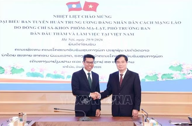 Đồng chí Phan Xuân Thuỷ, Phó Trưởng Ban Tuyên giáo Trung ương và đồng chí Sakhone Phommalath, Phó Trưởng Ban Tuyên huấn Trung ương Đảng Nhân dân cách mạng Lào. Ảnh: Phương Hoa/TTXVN.