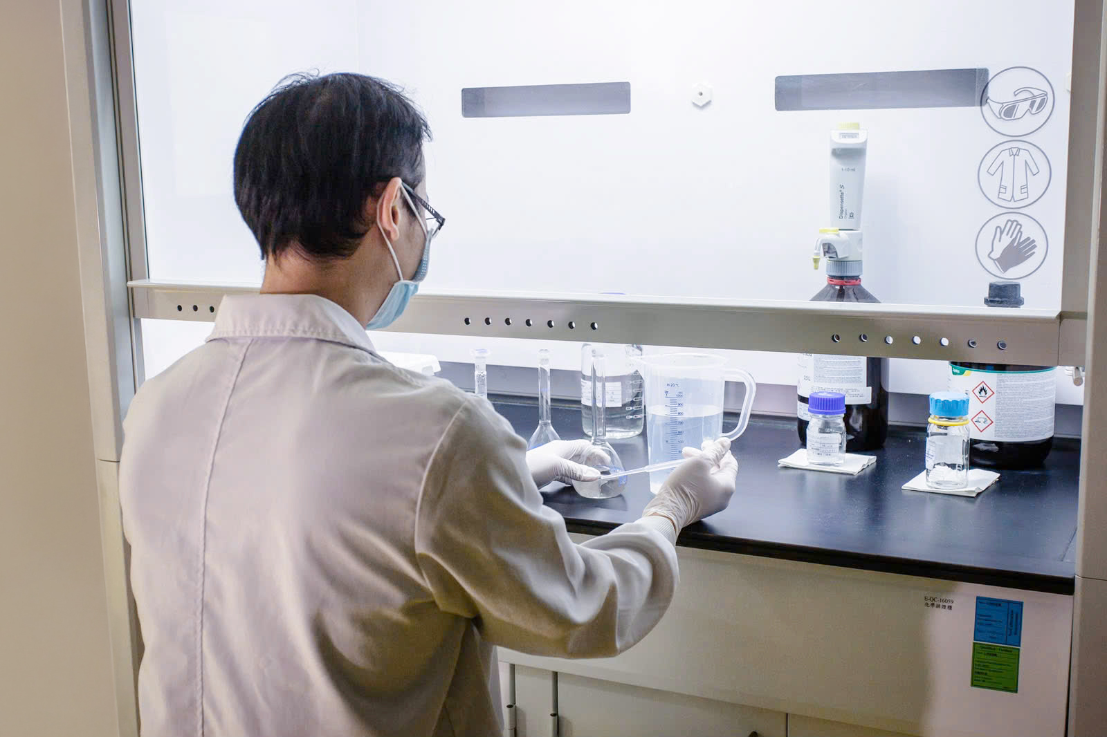 Nhà khoa học nghiên cứu vắc xin phòng bệnh tay chân miệng do EV71 trong phòng thí nghiệm. Ảnh: Substipharm Biologics cung cấp. Nhà khoa học nghiên cứu vắc xin phòng bệnh tay chân miệng do EV71 trong phòng thí nghiệm. Ảnh: Substipharm Biologics cung cấp.